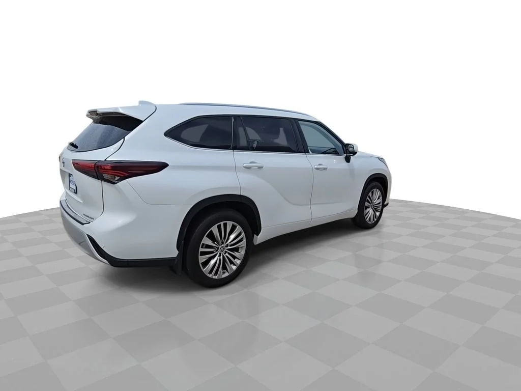 Used 2025  Toyota Platinum image 8