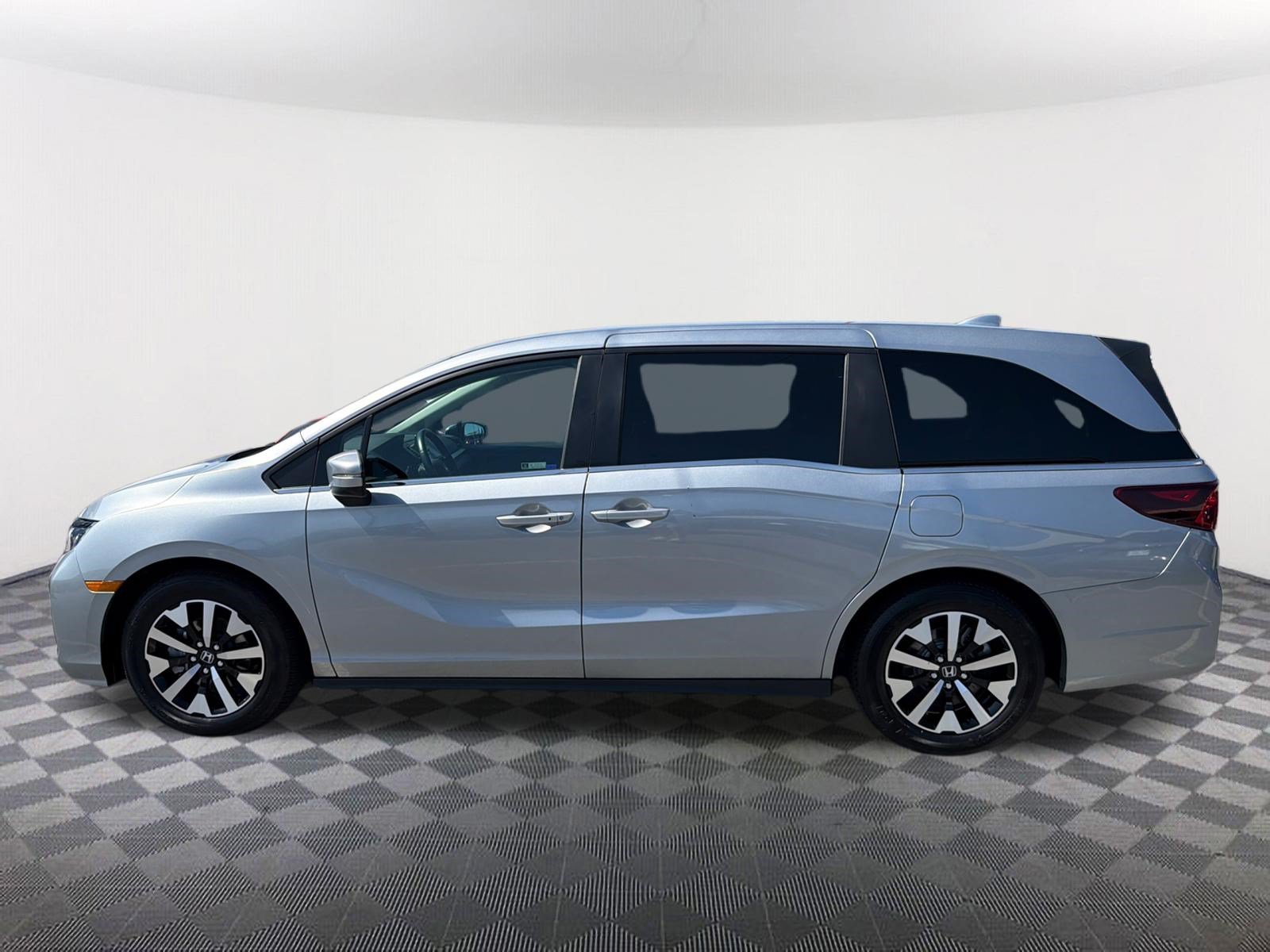 Certified Used 2025 Solar Silver Metallic Honda EX-L image 4