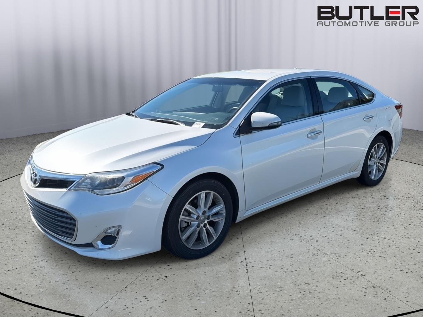 Used 2015 Blizzard Pearl Toyota XLE image 1