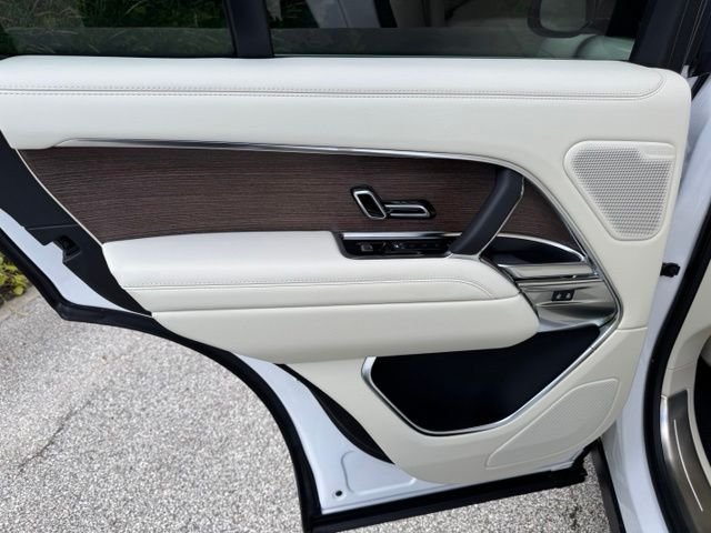 New 2026 Ostuni Pearl White Land Rover SE image 11