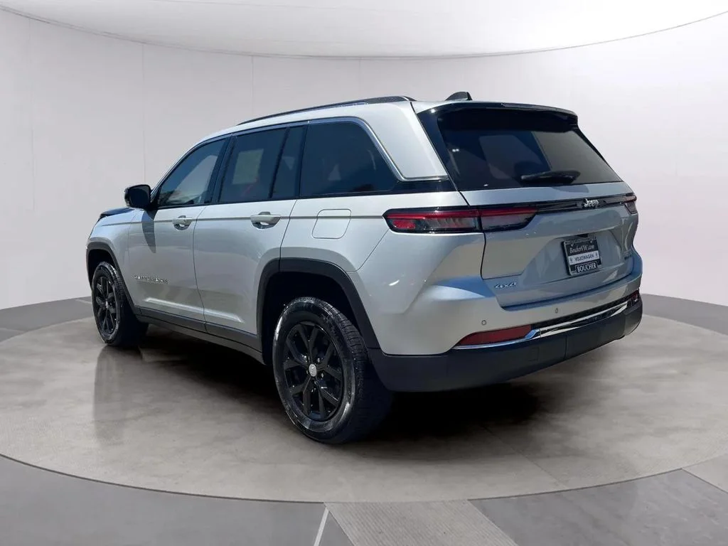 Used 2023 Silver Zynith Jeep Limited image 3