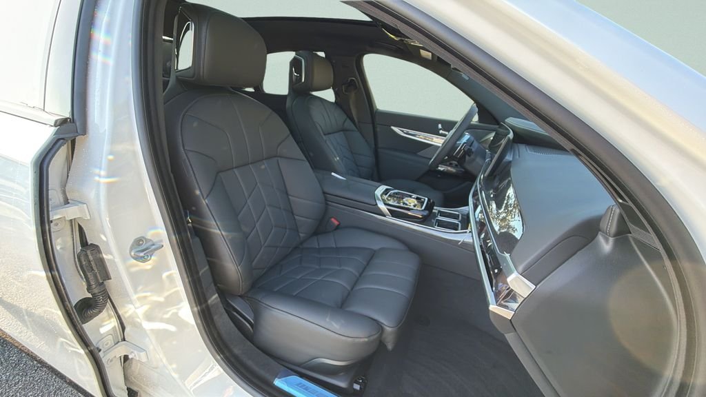 New 2026 Mineral White Metallic BMW 760i xDrive image 31