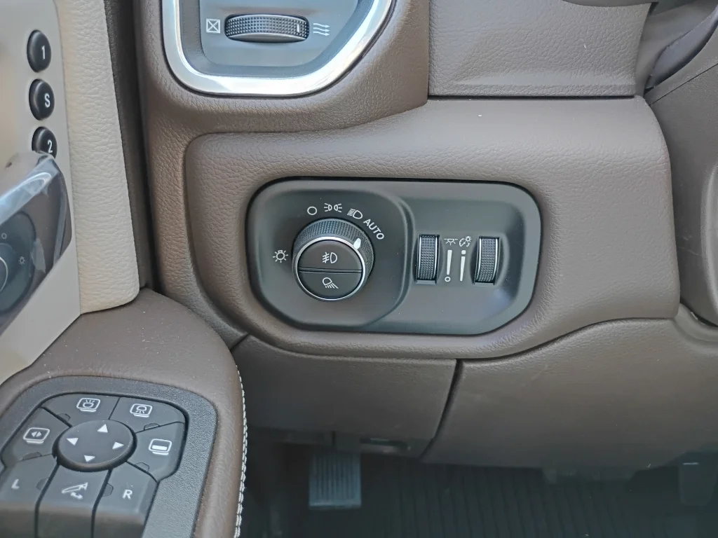 New 2026 Bright White Clear-Coat Exterior Paint RAM Laramie image 27