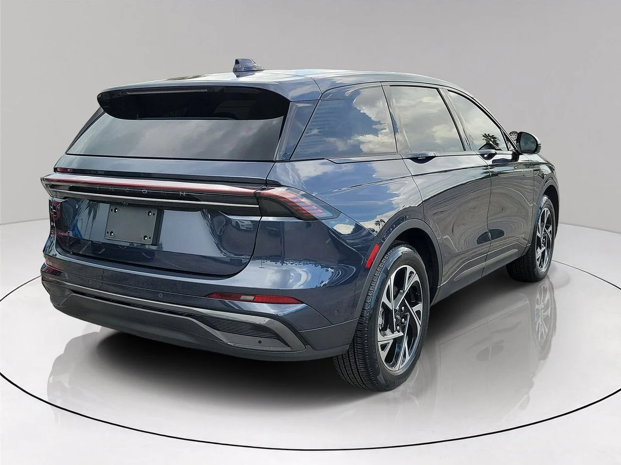 Used 2024 Blue Lincoln Premiere image 4