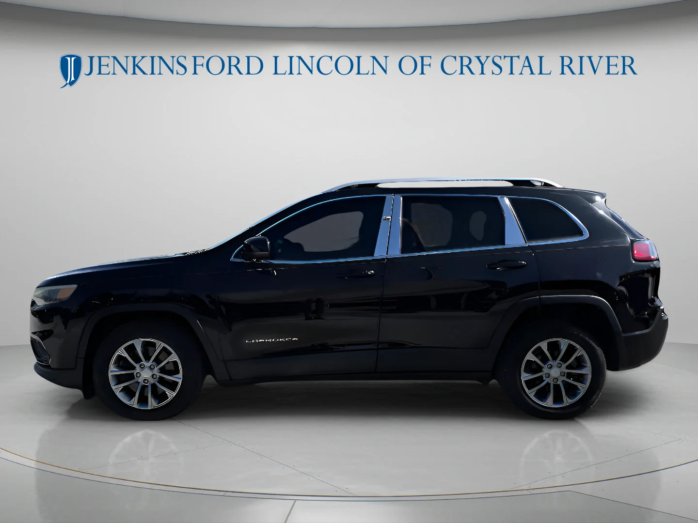 Used 2019 Diamond Black Crystal Pearlcoat Jeep Latitude Plus image 11