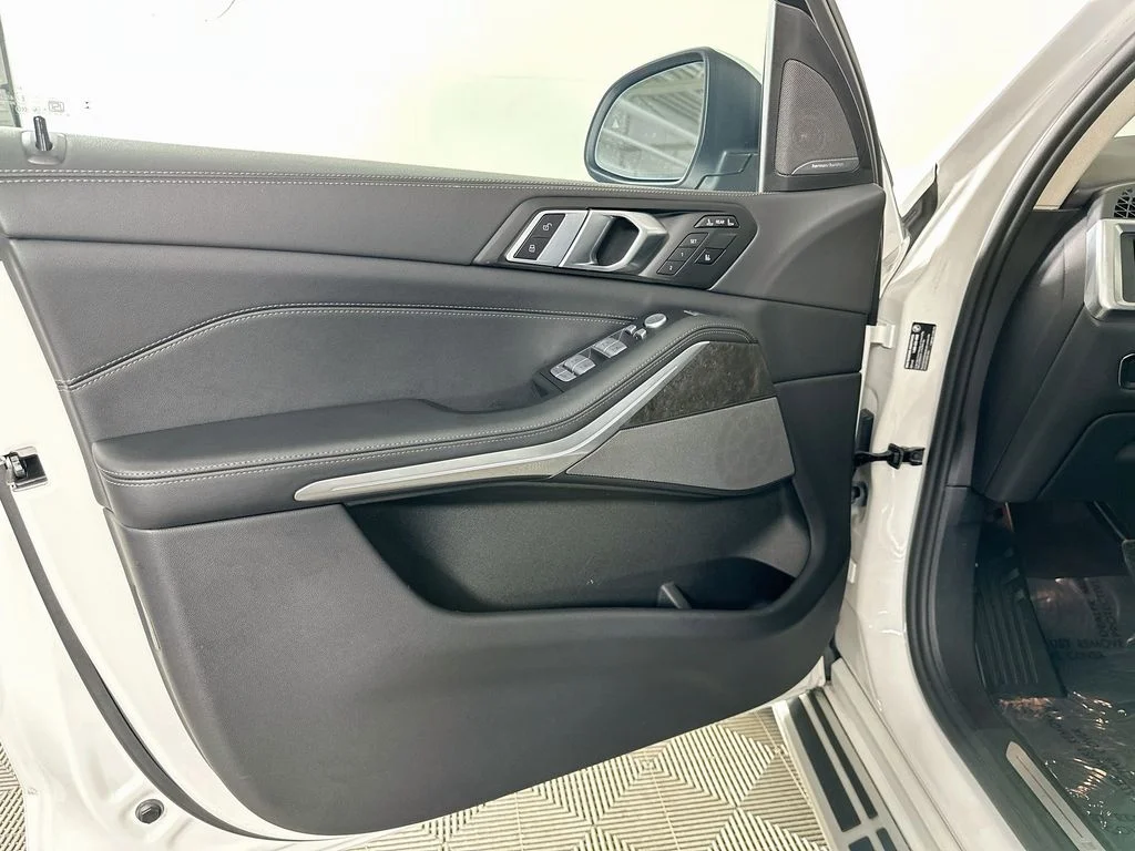Used 2025 White Metallic BMW xDrive40i image 22