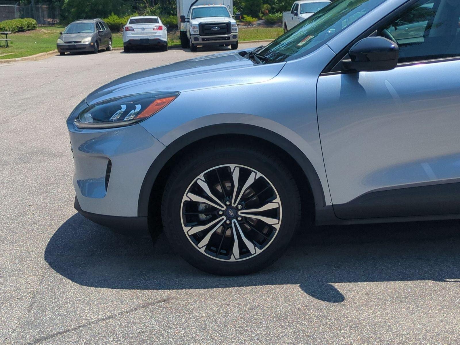 Used 2022 Iced Blue Silver Ford SE image 10
