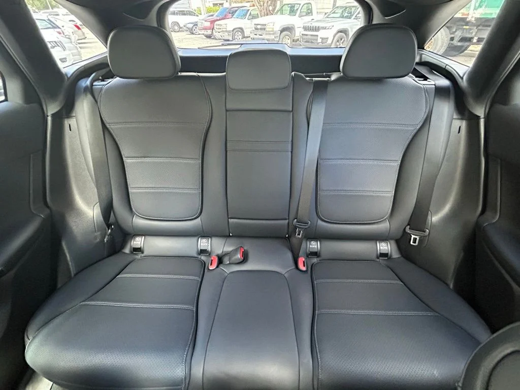 Used 2025  Mercedes-Benz GLC 300 image 13