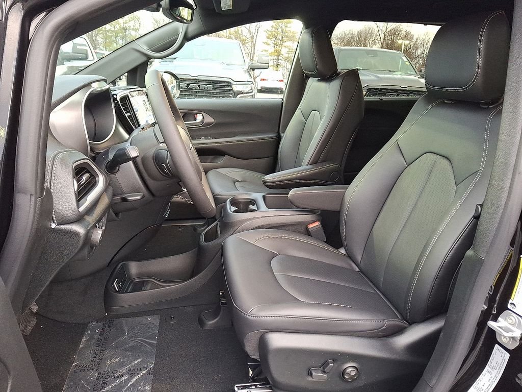 New 2026 Diamond Black Crystal Pearl-Coat Exterior Paint Chrysler Select image 10