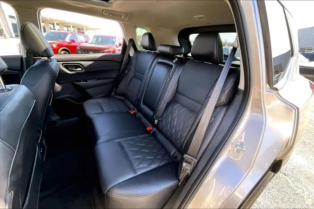 Used 2025 Gold Nissan Platinum image 19