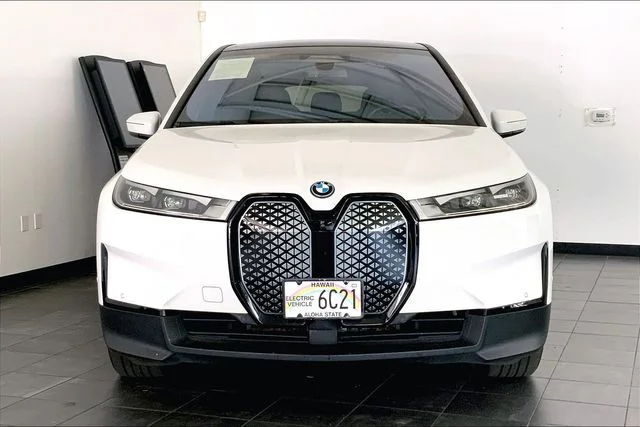 Used 2024 White BMW xDrive50 image 3