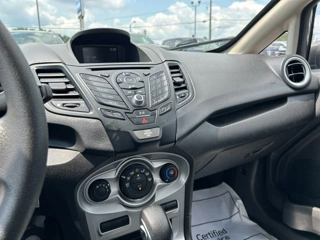Used 2018 Gray Ford SE image 33
