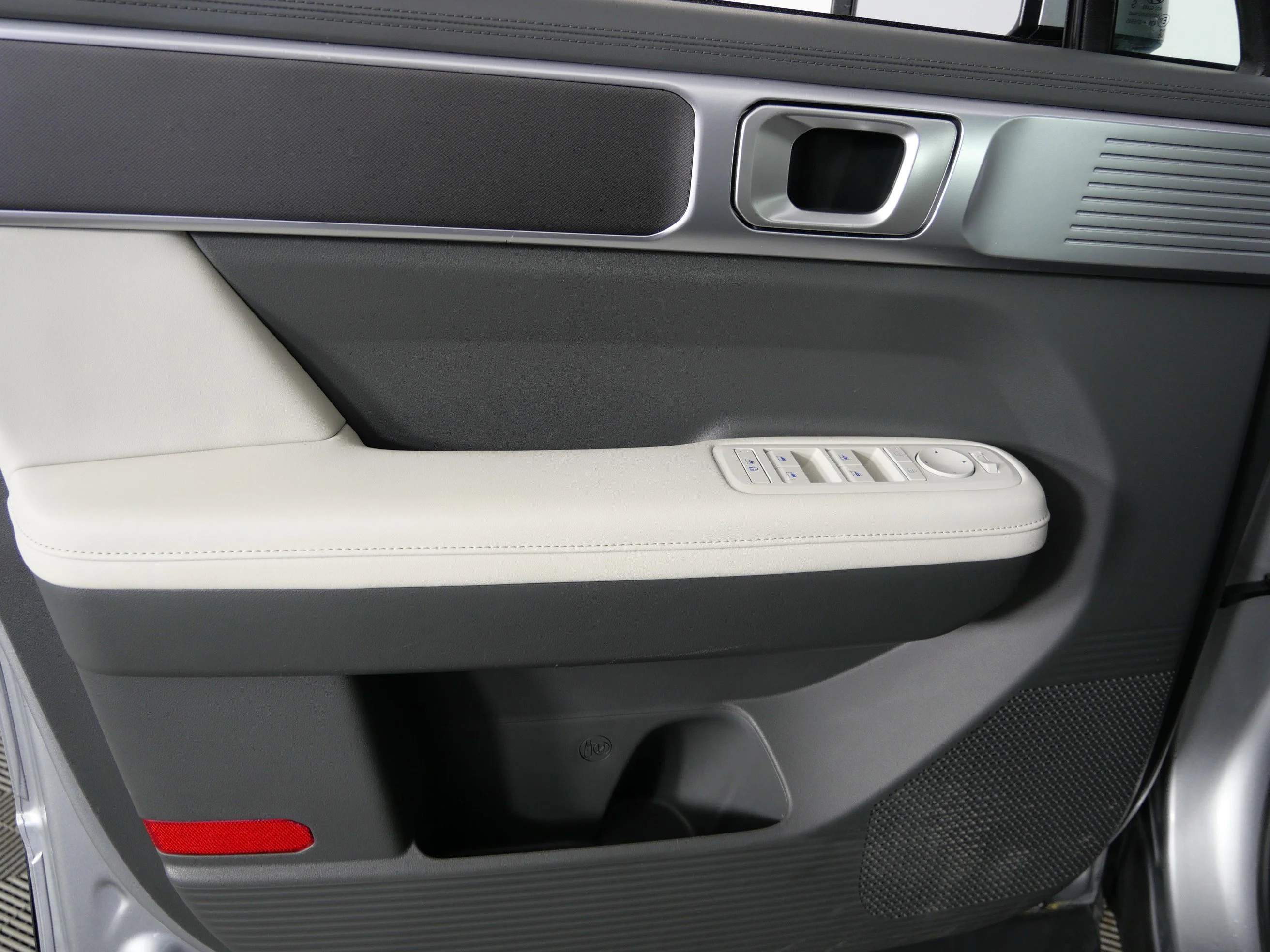 Used 2025 Shimmering Silver Hyundai SEL image 23