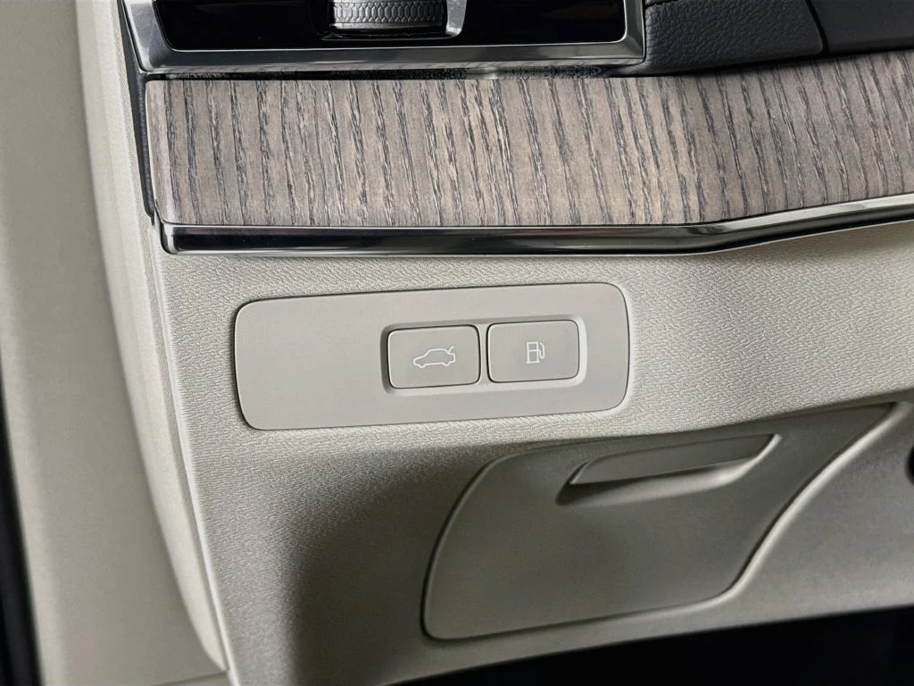 Certified Used 2024 Bright Dusk Metallic Volvo Ultimate image 11