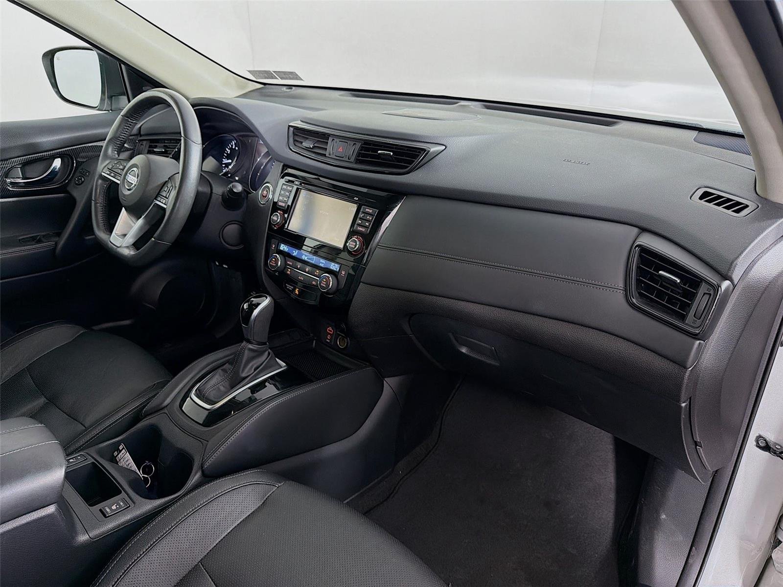 Used 2017 Brilliant Silver Nissan SL image 31