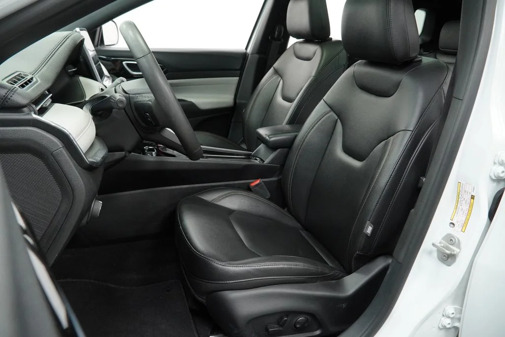 Used 2024 White Jeep Limited image 4