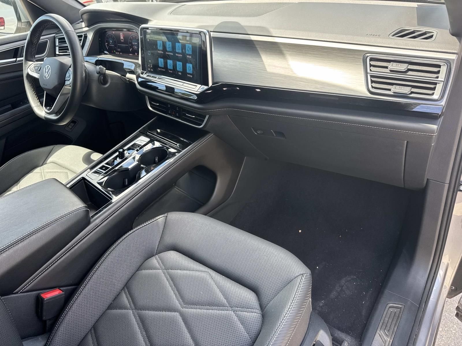 Used 2024 Silver Volkswagen 2.0T SE w/Technology image 10