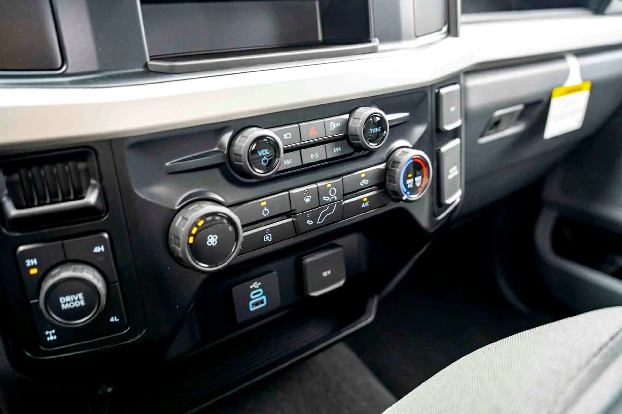 New 2026 Oxford White Ford XL image 16