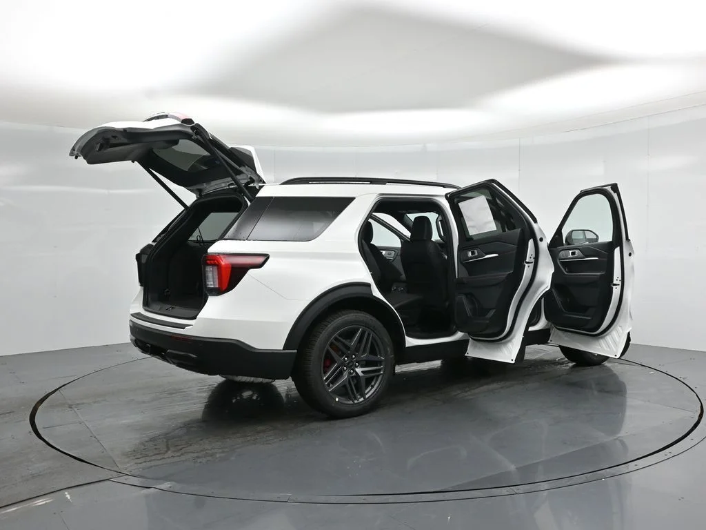 New 2026 Star White Metallic Tri-Coat Ford ST-Line image 5