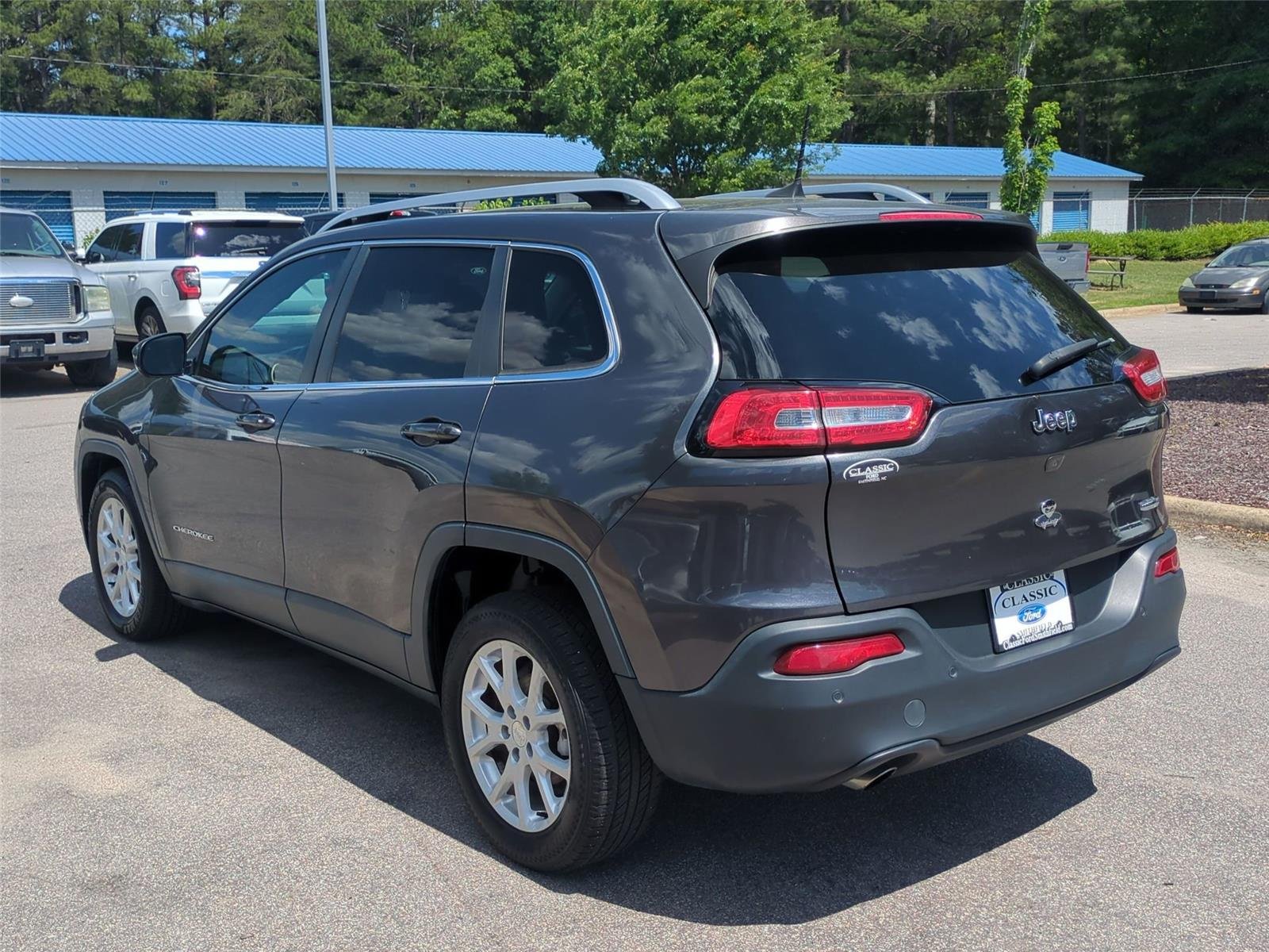Used 2016 Granite Crystal Metallic Clearcoat Jeep Latitude image 3