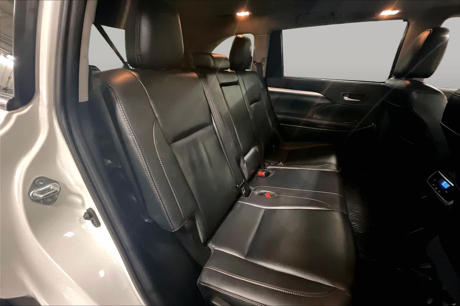Used 2019 Blizzard Pearl Toyota XLE image 20