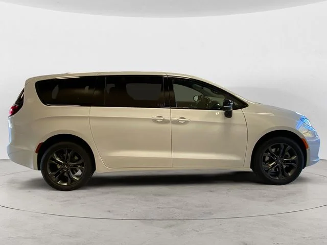 New 2026 Bright White Chrysler SELECT AWD image 7