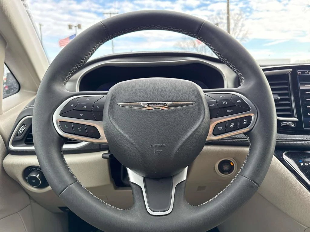 2023 Chrysler Pacifica Touring L - Photo 16