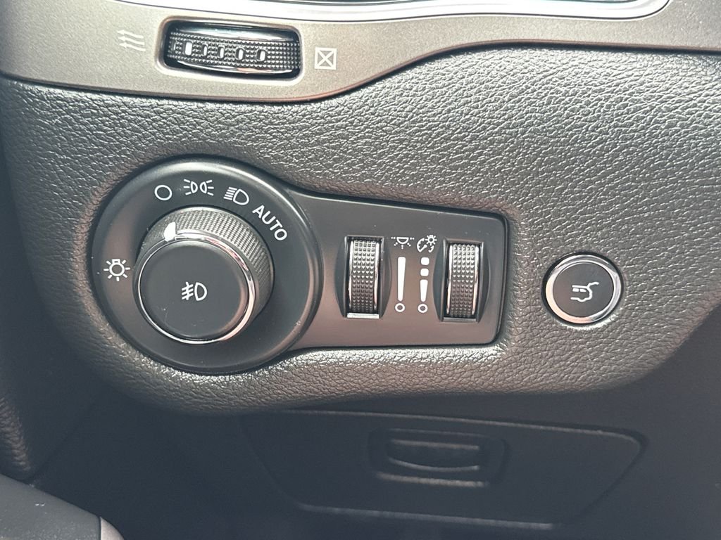 Used 2022 Black Jeep Limited image 30