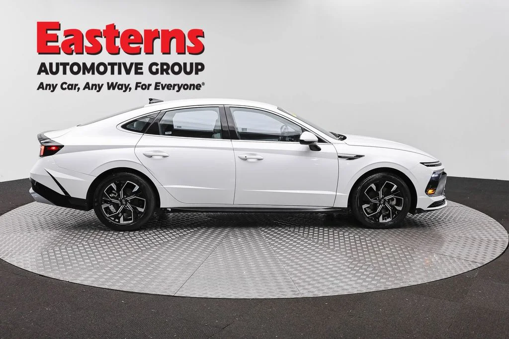 Used 2025 White Hyundai SEL image 4