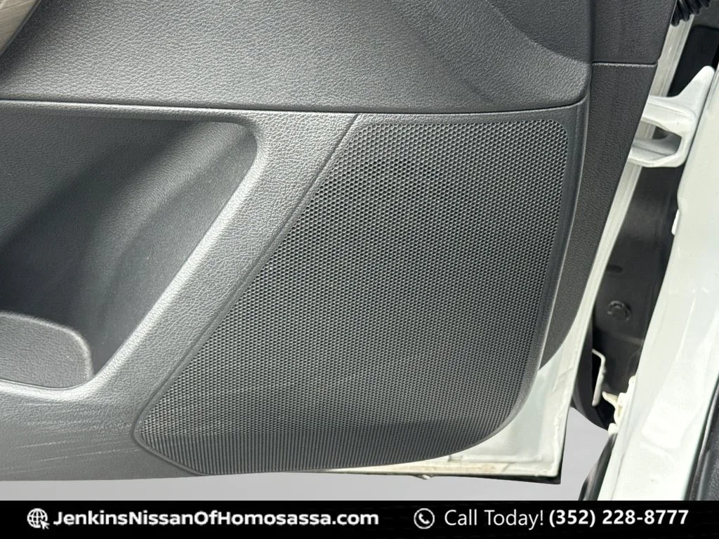 Used 2023 White Nissan Platinum image 32