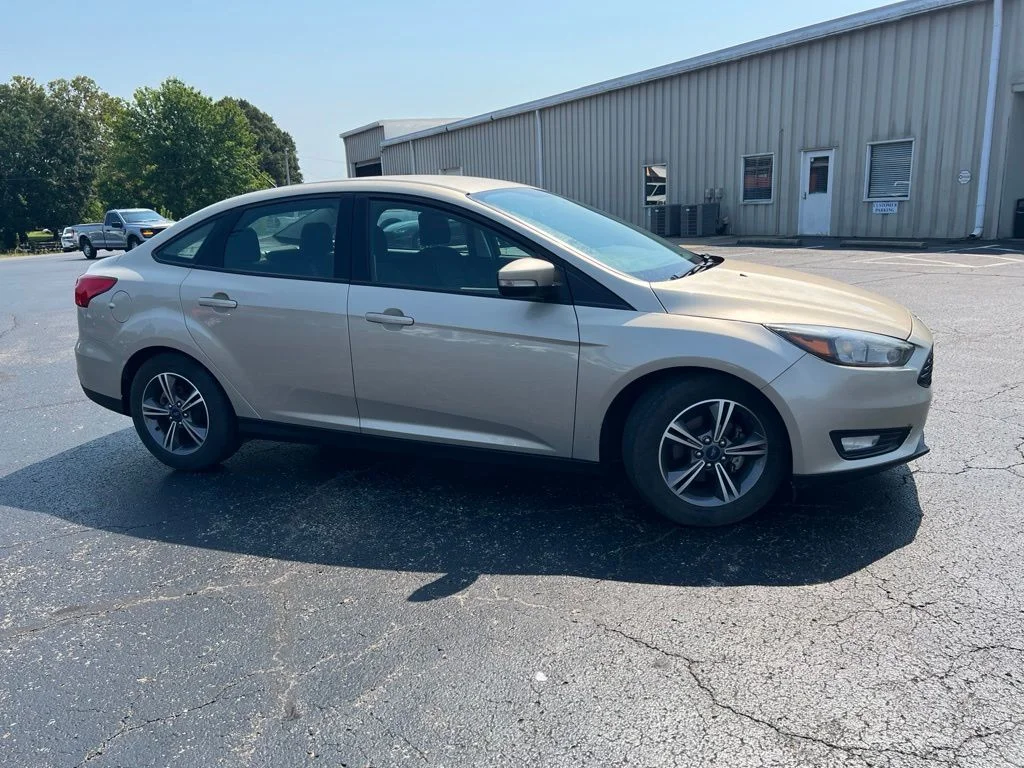 Used 2017 Ford Focus SE with VIN 1FADP3FE8HL337470 for sale in Mayfield, KY