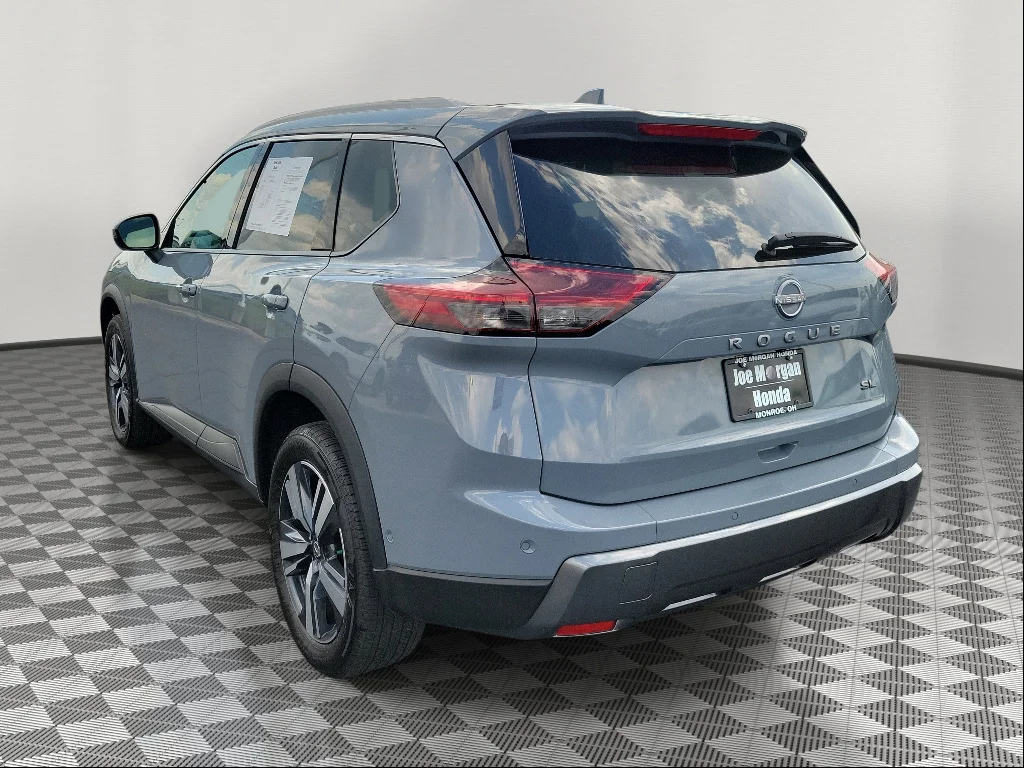 Used 2025 Boulder Gray Pearl Nissan SL image 3