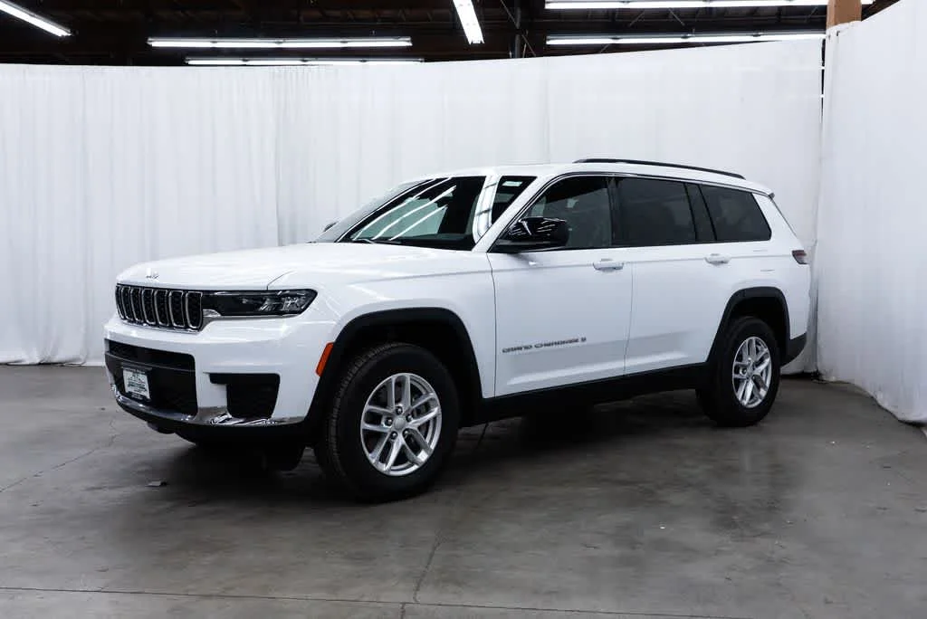 Used 2025 Bright White Clearcoat Jeep Laredo X image 3