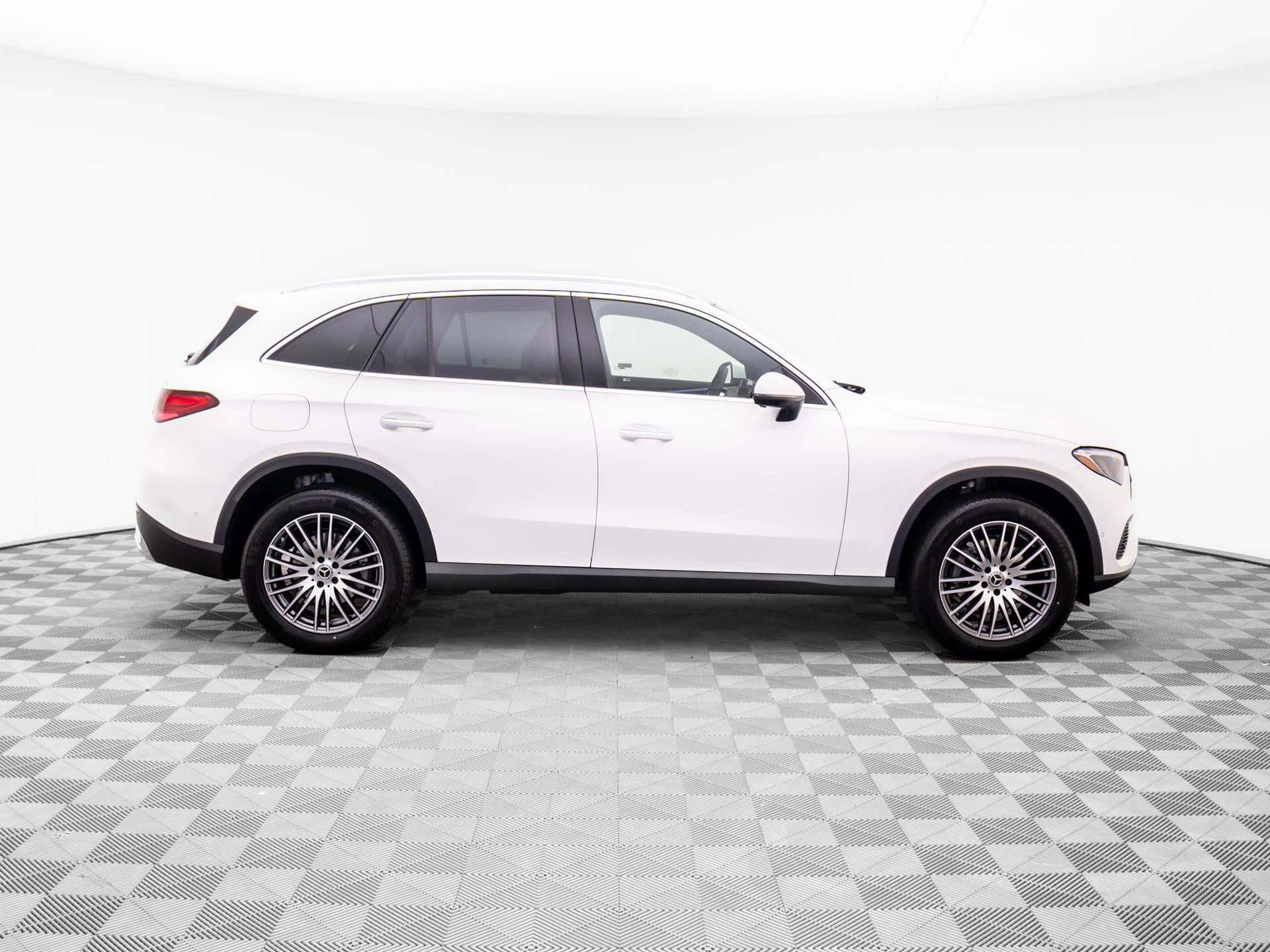 New 2026 Polar White Mercedes-Benz GLC 300 image 42