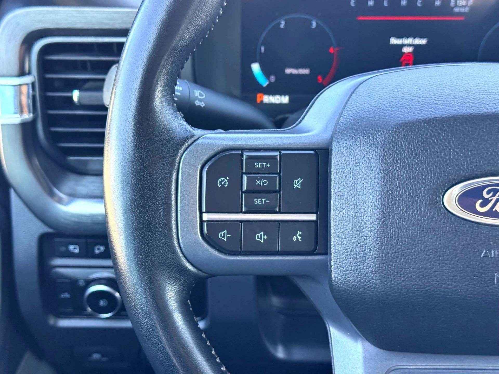Used 2024  Ford Lariat image 24