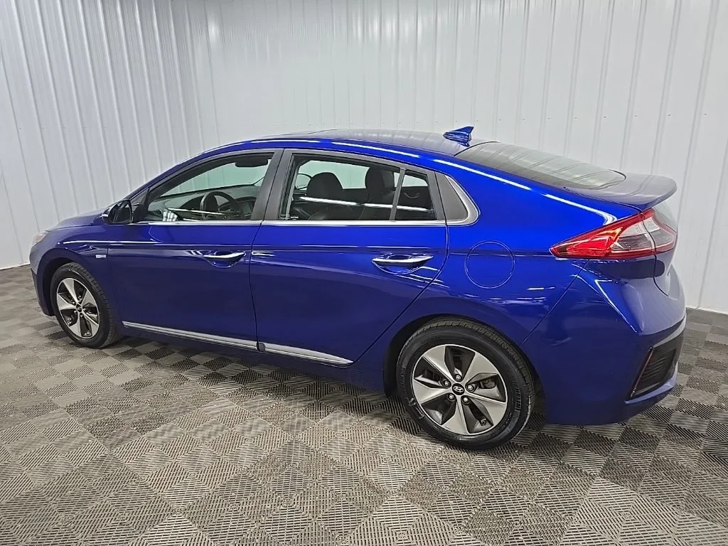 Used 2019 Intense Blue Hyundai Limited image 4