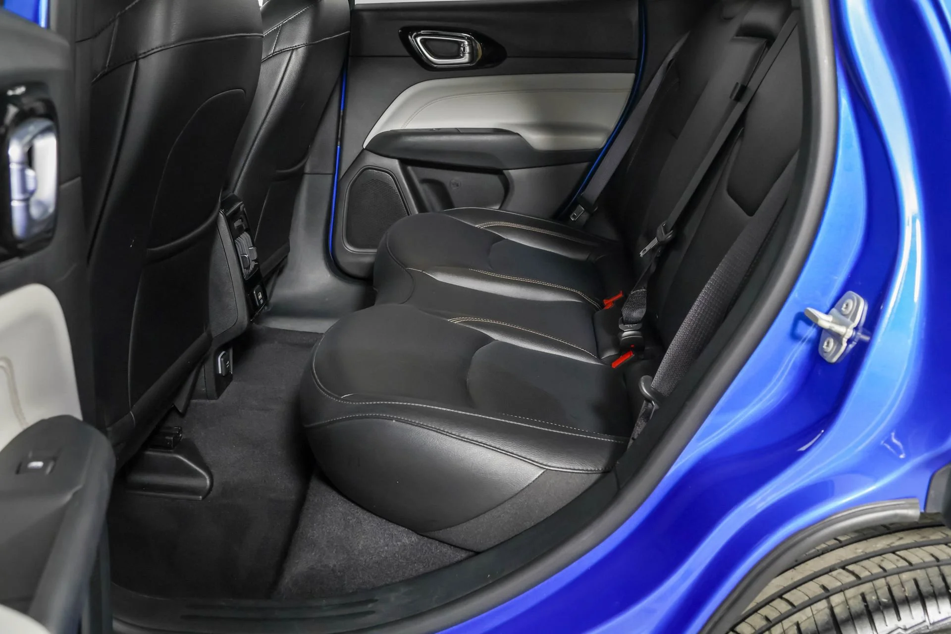 Used 2023 Blue Jeep Limited image 34