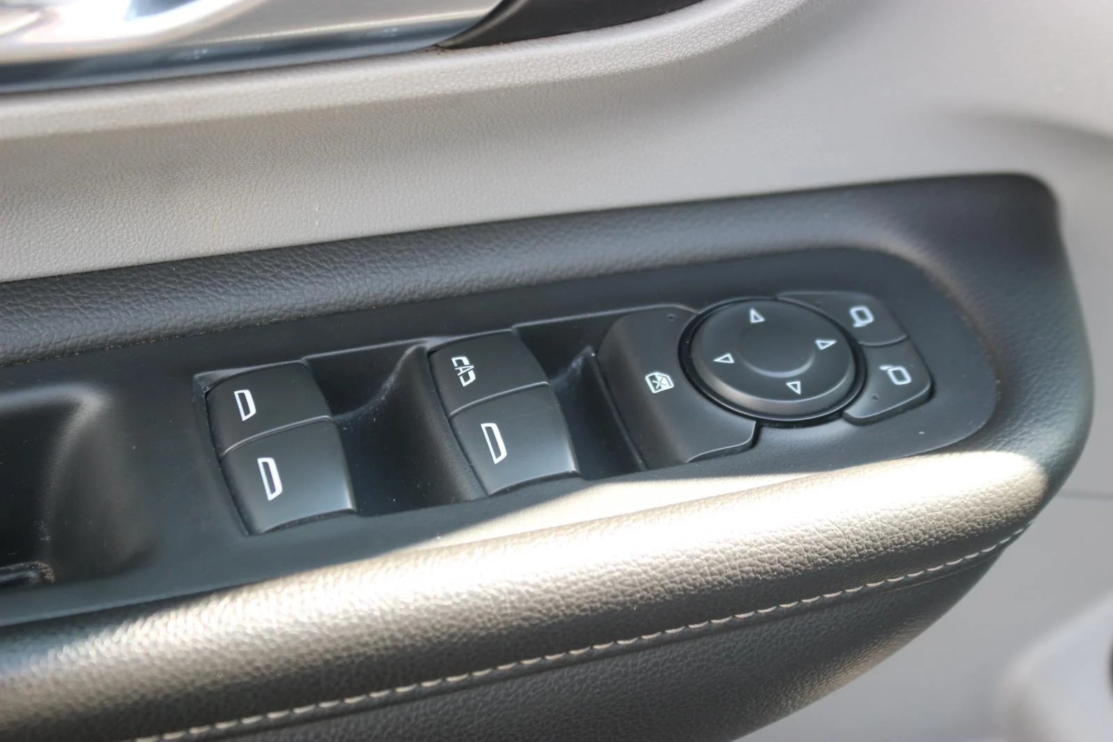 Used 2022 White Frost Tricoat GMC SLT image 16