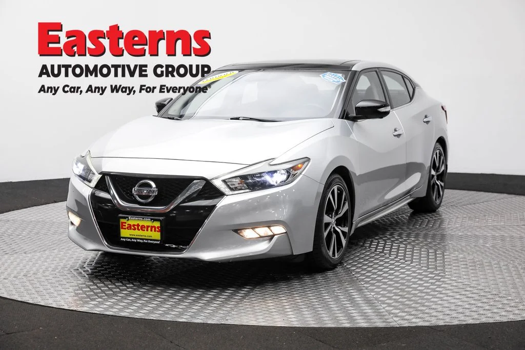Used 2018 Silver Nissan Platinum image 1