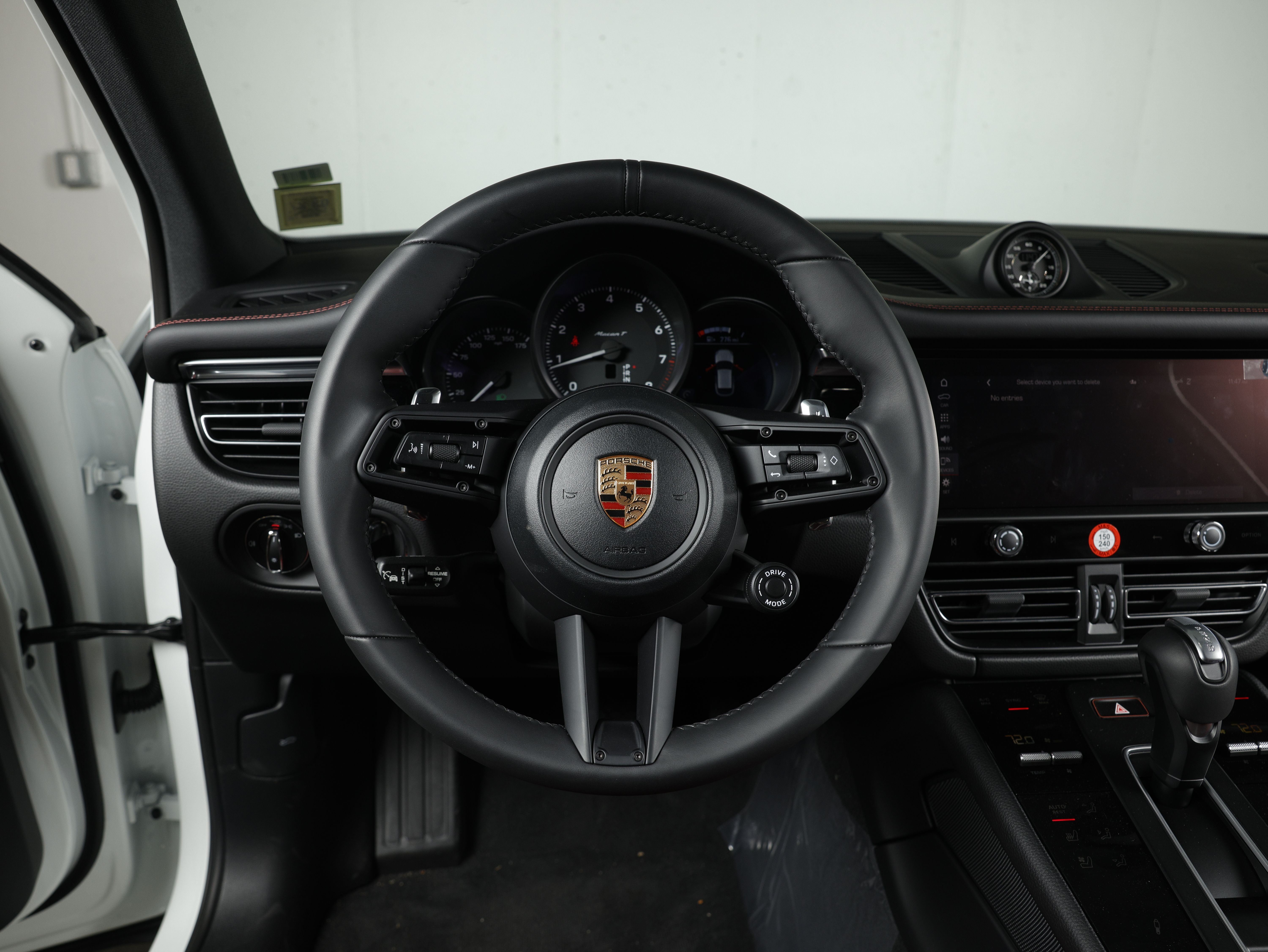 2026 Porsche Macan T - Photo 25