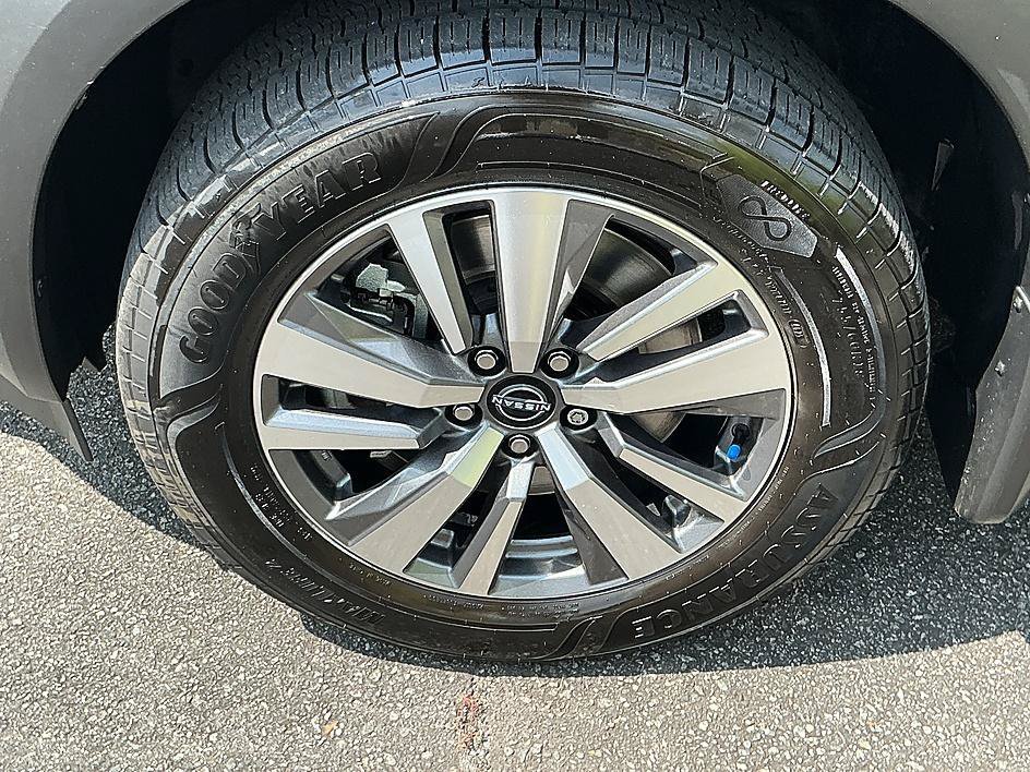 Used 2022 Super Black Nissan SL image 9