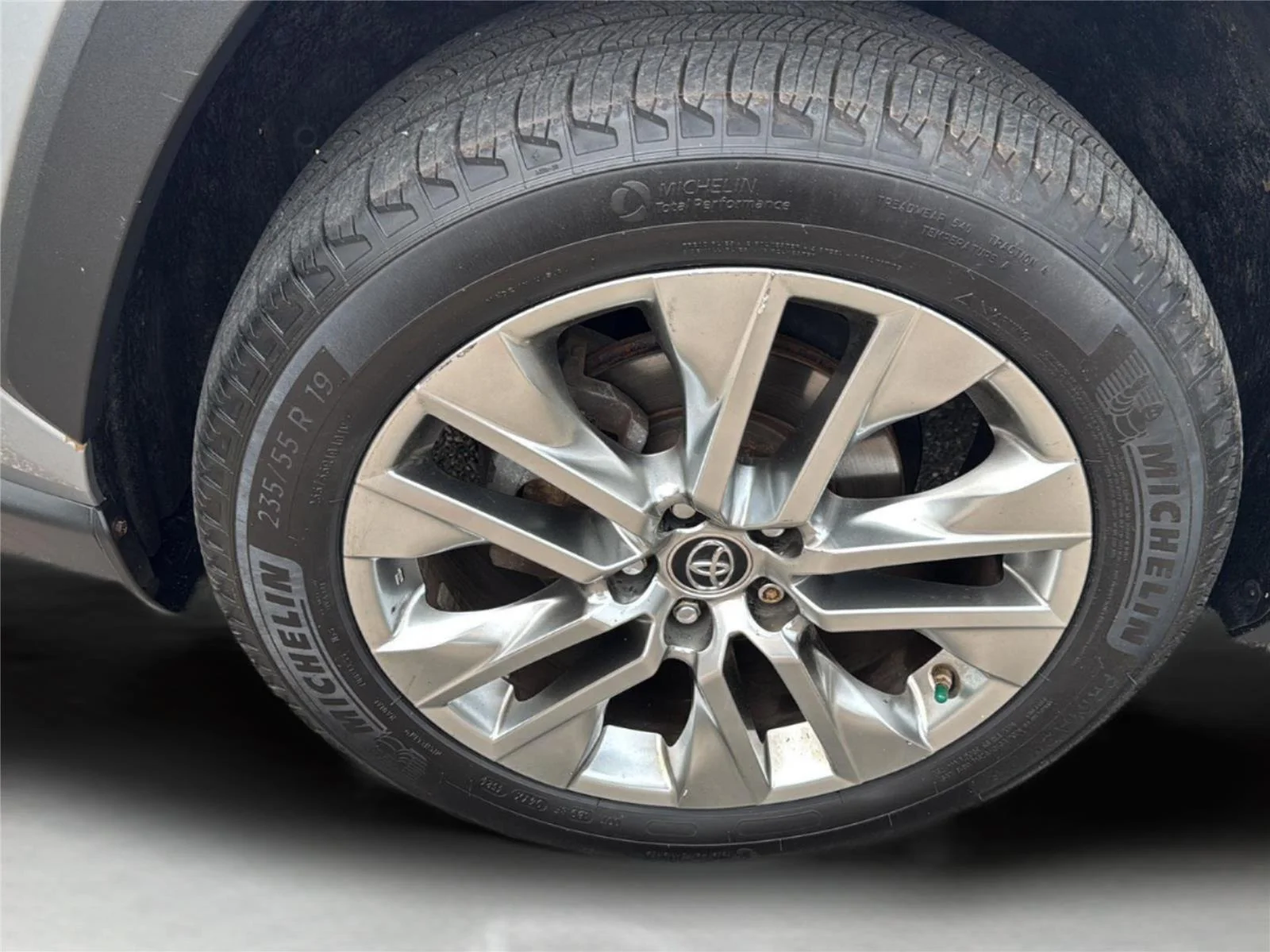 Used 2019 Silver Sky Metallic Toyota XLE Premium image 27