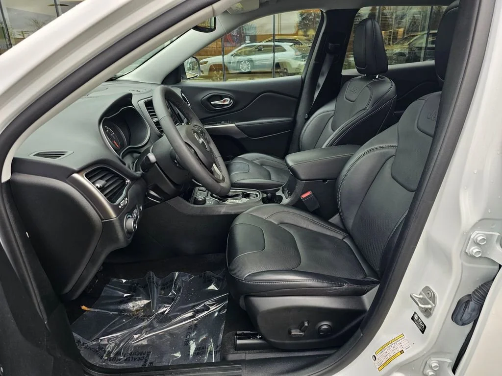 Used 2022  Jeep Limited image 20