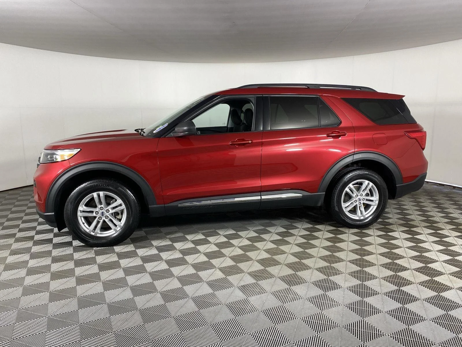 Used 2023 Rapid Red Metallic Tinted Clearcoat Ford XLT image 5