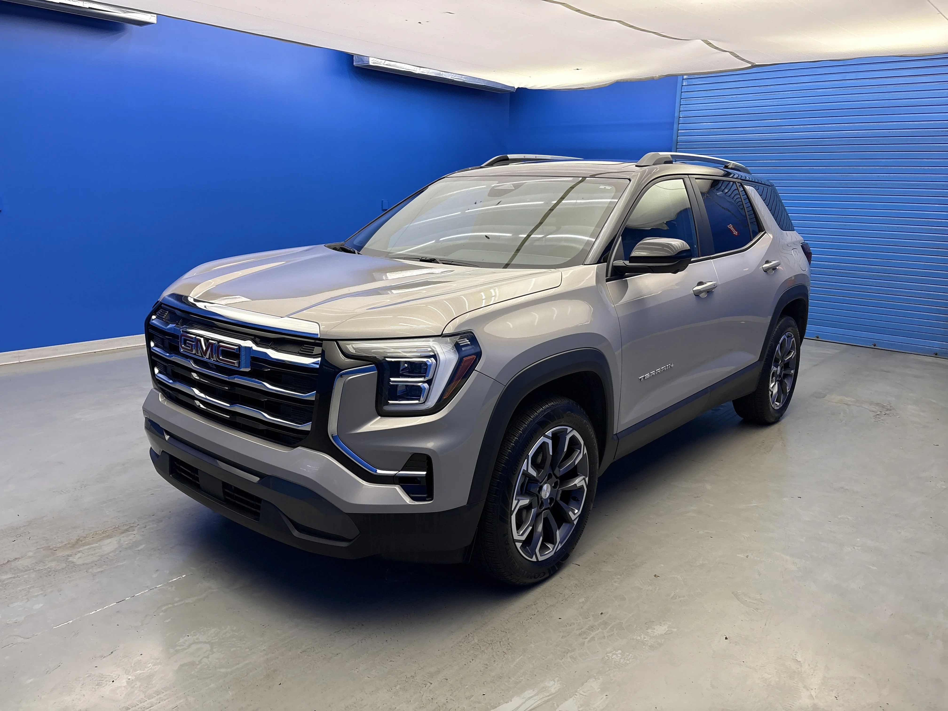 Used 2025 Riverstone Metallic GMC AWD Elevation image 4