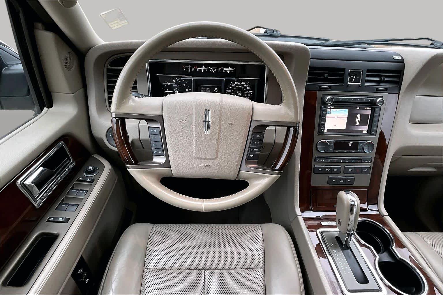 Used 2014 Tuxedo Black Metallic Lincoln  image 5