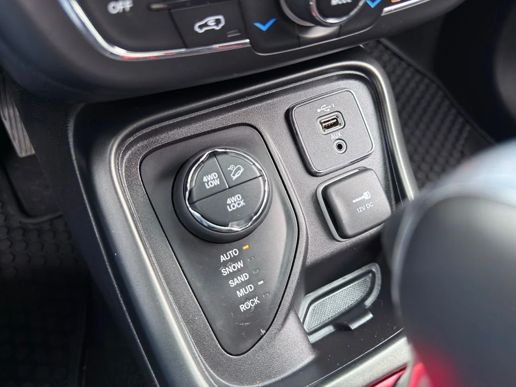 Used 2021 Silver Jeep Trailhawk image 45