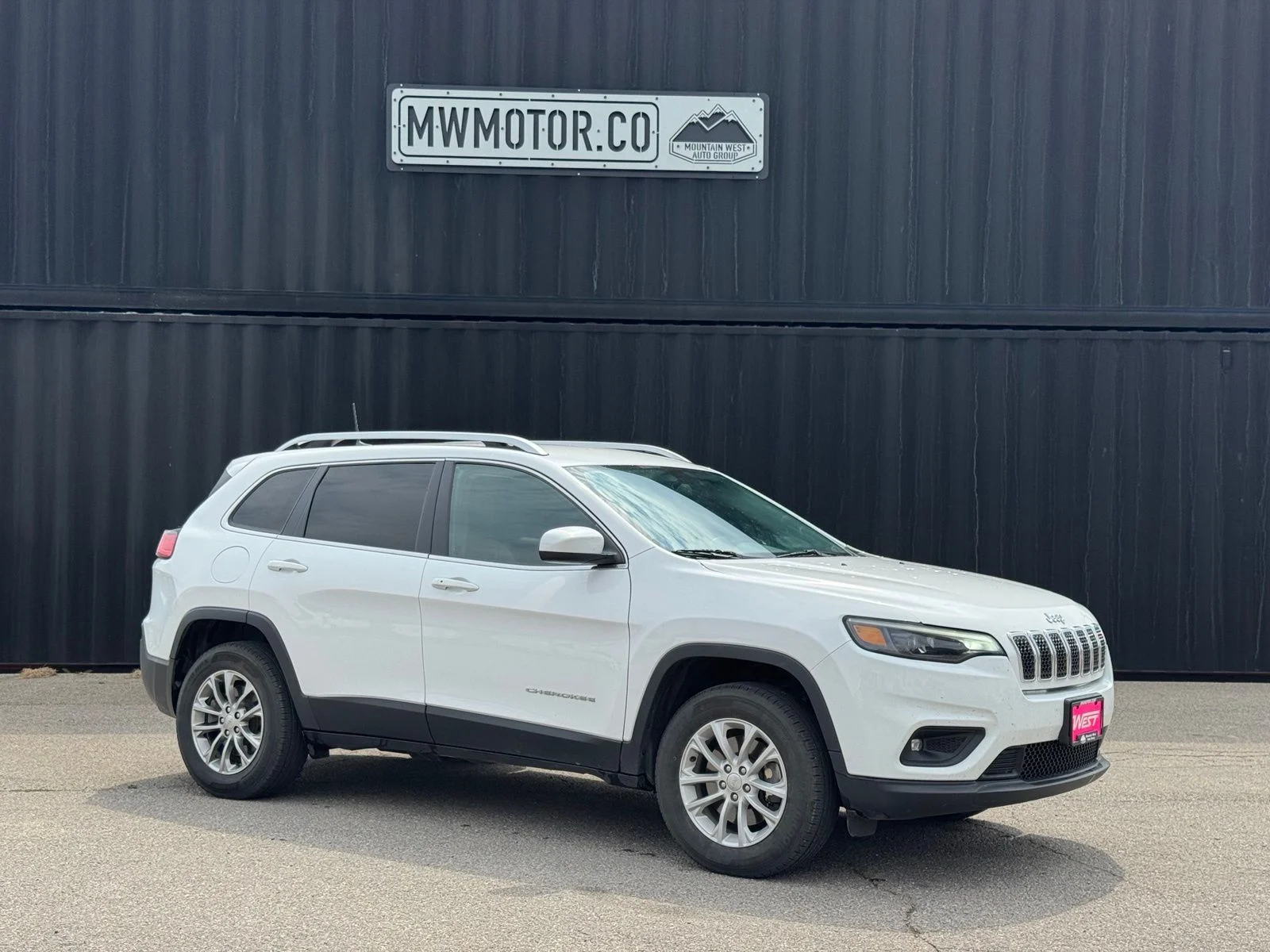 Used 2019 White Jeep Latitude Plus image 1