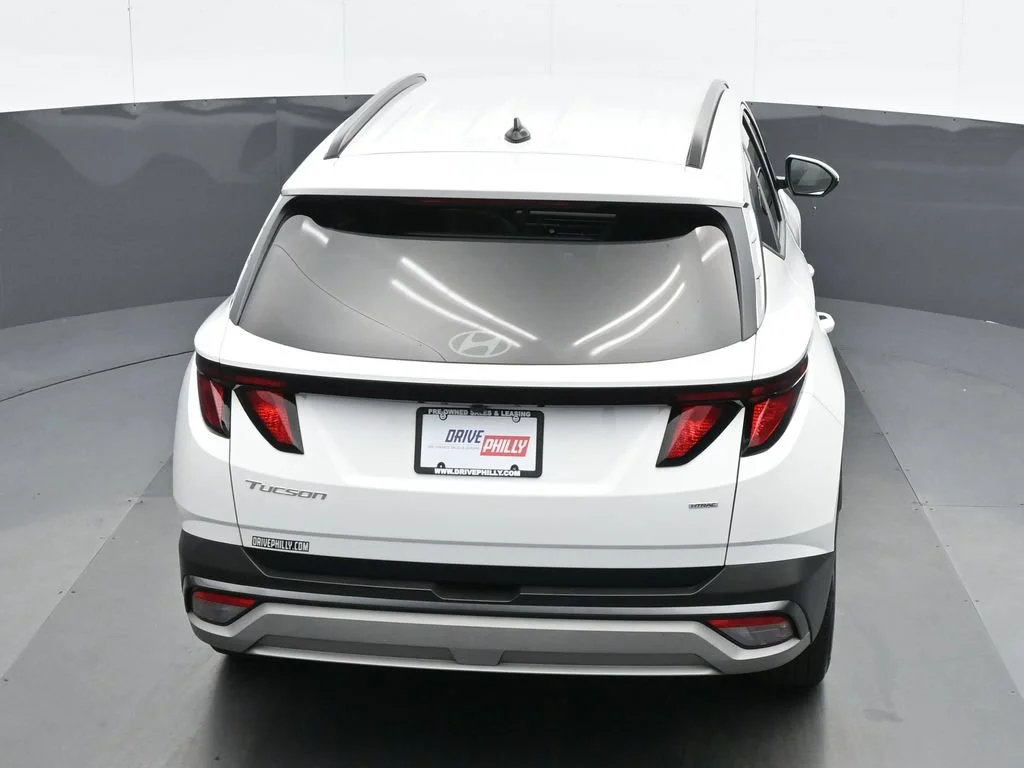 Used 2025 White Hyundai SEL image 23