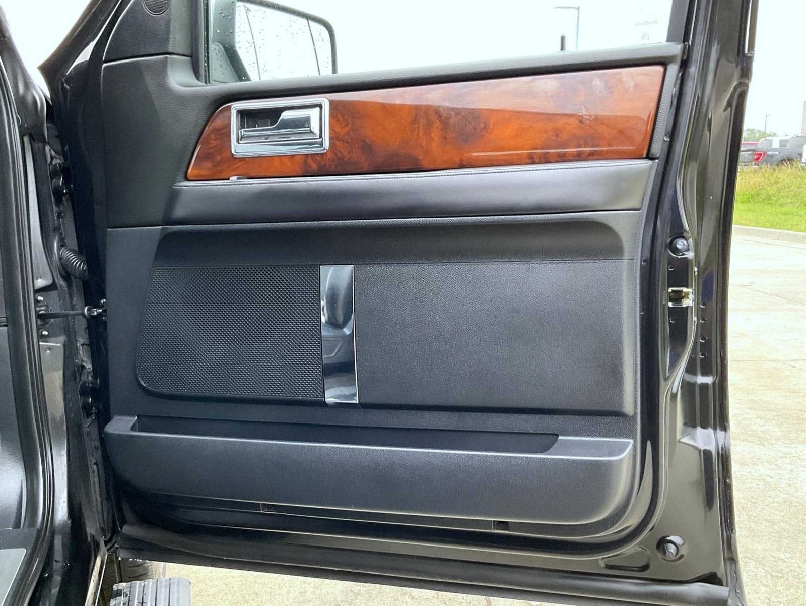 Used 2015 Black Lincoln Base image 17
